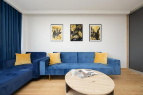 Beautiful Apartment with Balcony in Heart of Warsaw by Noclegi Renters
